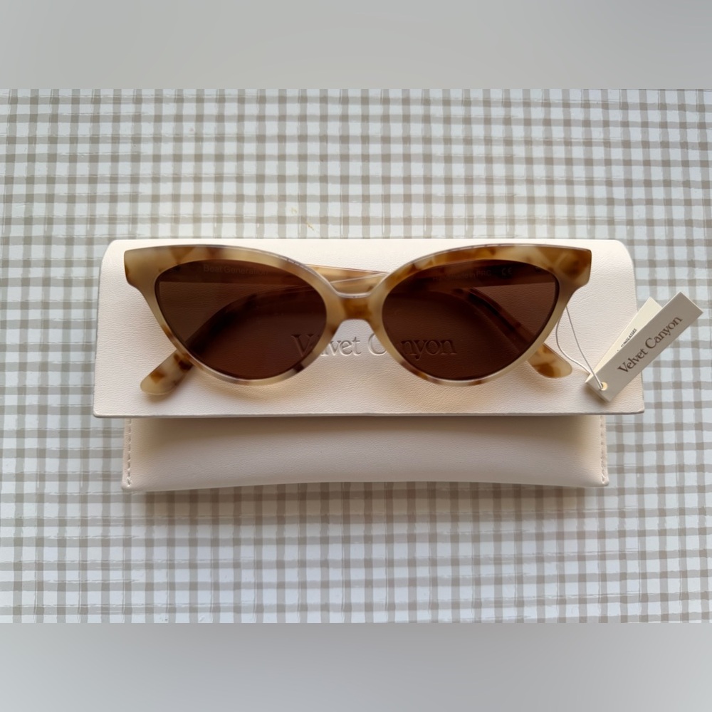 Velvet Canyon Beat Generation in Caramel Tort